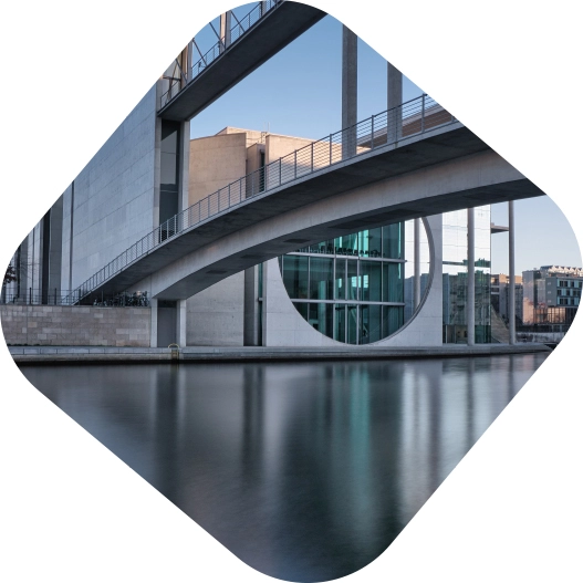 Blick auf die Brücke im Regierungsviertel in Berlin.